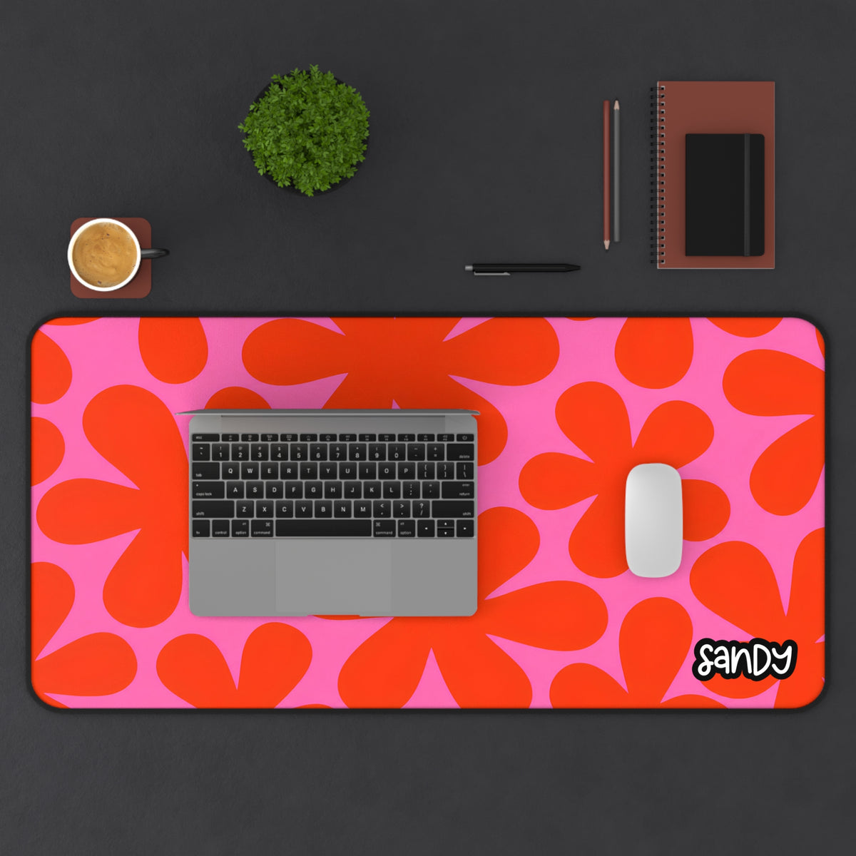 Retro Flower Desk Mat — Pink & Red Daisy Pattern Mouse Pad