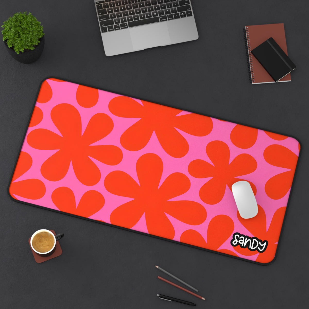 Retro Flower Desk Mat — Pink & Red Daisy Pattern Mouse Pad