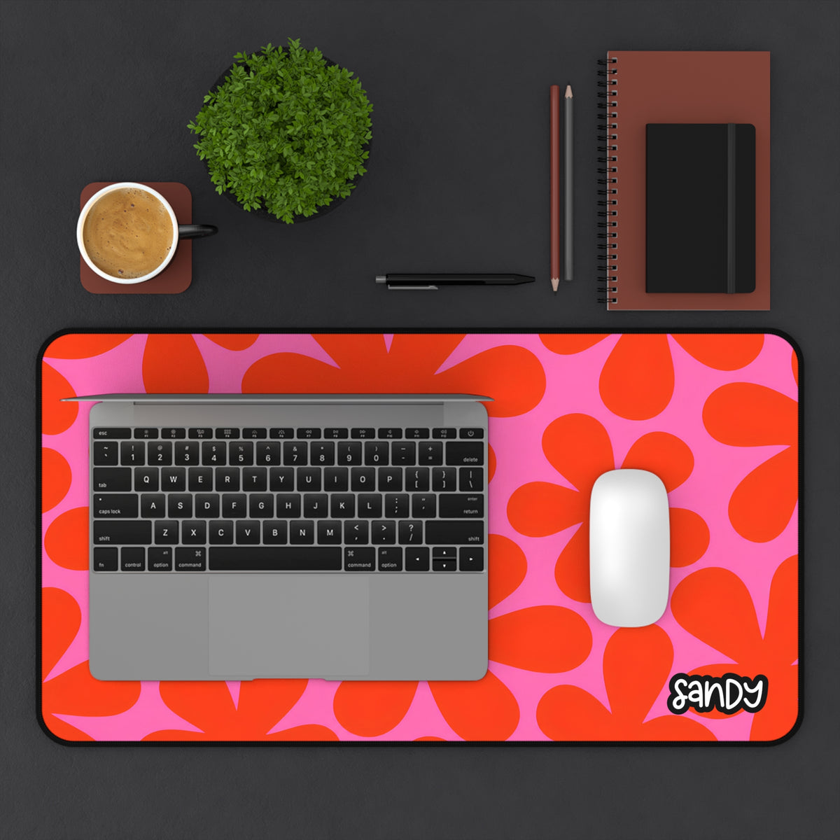 Retro Flower Desk Mat — Pink & Red Daisy Pattern Mouse Pad